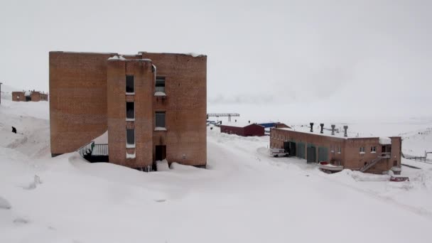 Landschaft und Gebäude der Barentsburg auf Spitzbergen — Stockvideo