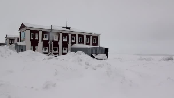 Tájkép és épületek Barentsburg a Spitzbergákon — Stock videók