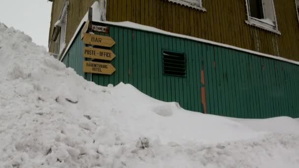 Krajinu a budovy destinaci Barentsburg na Špicberky — Stock video