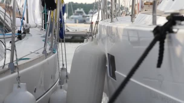 Iates e barcos em Marina de Sibenik, na Croácia . — Vídeo de Stock