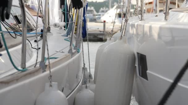 Yachts et bateaux en Marina de Sibenik en Croatie . — Video