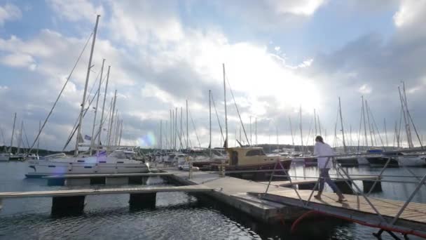 Yates y barcos en Marina de Sibenik en Croacia . — Vídeo de stock