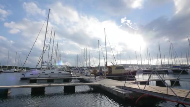 Iates e barcos em Marina de Sibenik, na Croácia . — Vídeo de Stock