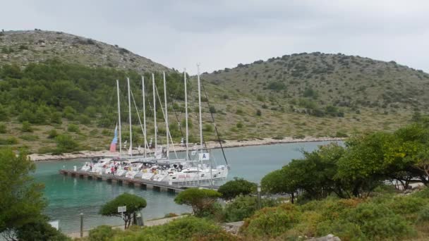 Yachten und Boote in der Marina von Sibenik in Kroatien. — Stockvideo