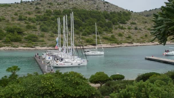 Jachty a lodě v přístavu Šibeniku v Chorvatsku. — Stock video