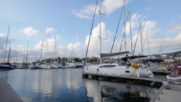 Yachts et bateaux en Marina de Sibenik en Croatie . — Video