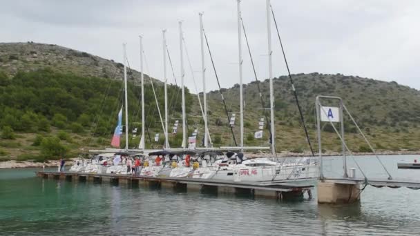 Iates e barcos em Marina de Sibenik, na Croácia . — Vídeo de Stock