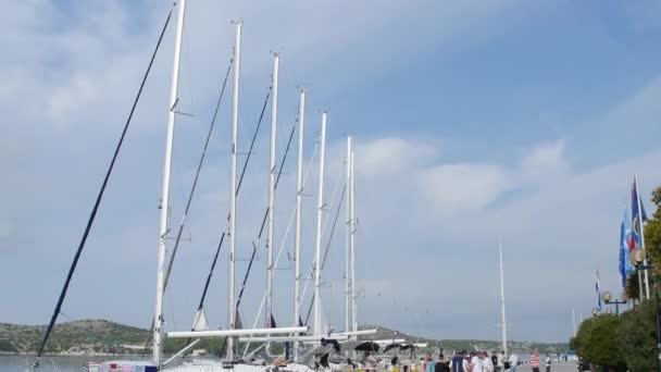 Yates y barcos en Marina de Sibenik en Croacia . — Vídeos de Stock