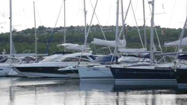 Yachten und Boote in der Marina von Sibenik in Kroatien. — Stockvideo