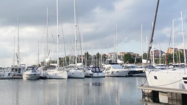 Yachten und Boote in der Marina von Sibenik in Kroatien. — Stockvideo