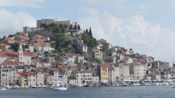 Город Шибеник на побережье Далмации, Хорватия Европа . — стоковое видео