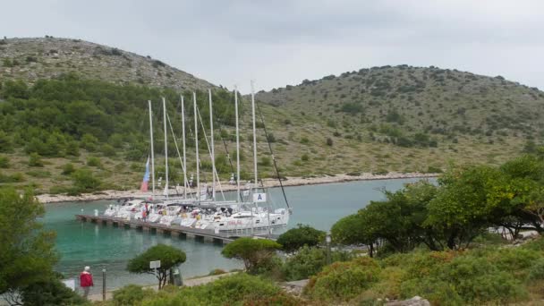 Яхты и катера в Marina of Sibenik в Хорватии . — стоковое видео