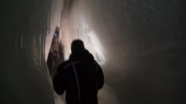 Buz mağarasında buz sarkıtları ve dikitler..