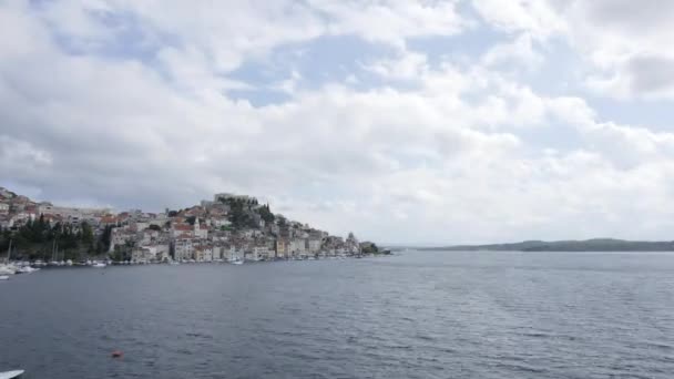 Město Sibenik na dalmatském pobřeží. Časový výpadek. — Stock video