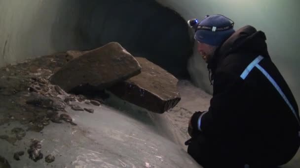 Eisstalaktiten und Stalagmiten in Eishöhle. — Stockvideo