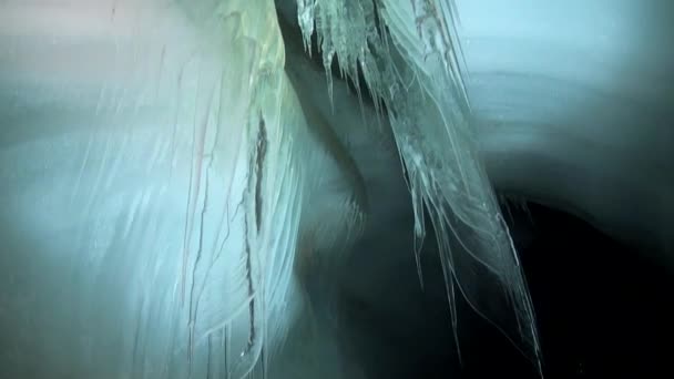氷の洞窟の中の氷の鍾乳石や石筍. — ストック動画