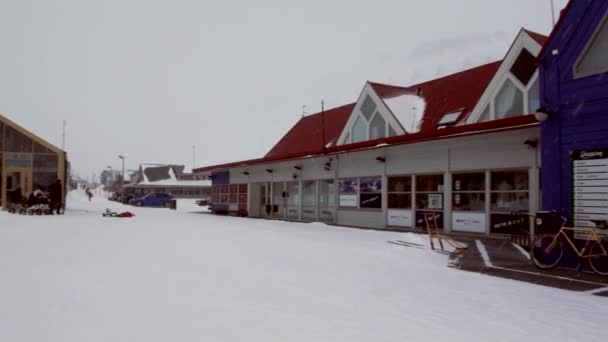 Tiendas en calle principal en ciudad ártica Longyear . — Vídeos de Stock