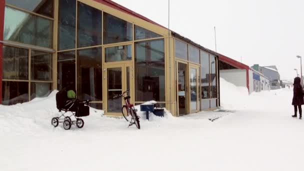 Sklepy w głównej ulicy w mieście arktyczny Longyear. — Wideo stockowe