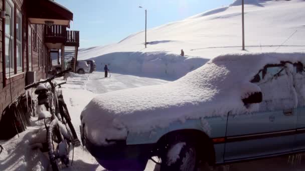 Landskap och byggnader, vägar i staden Longyear. — Stockvideo