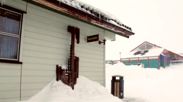 Obchody na hlavní ulici v arktických města Longyear. — Stock video