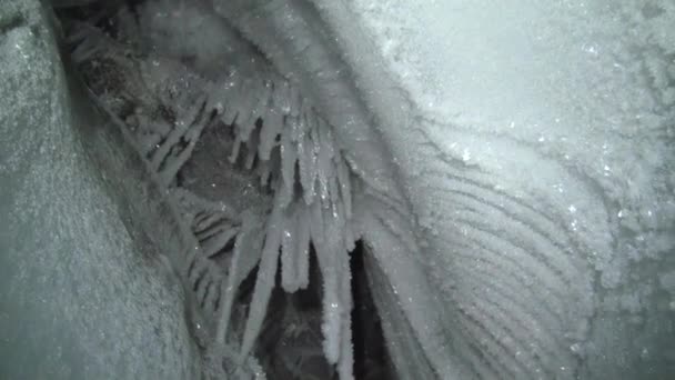 Сталактиты и сталагмиты в ледяной пещере. — стоковое видео