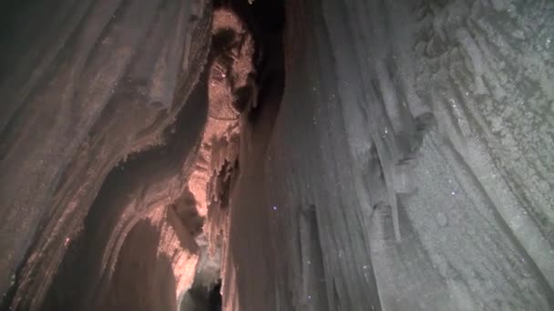IJsstalactieten en stalagmieten in ijsgrot. — Stockvideo