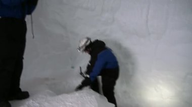 Buz mağarasında buz sarkıtları ve dikitler..