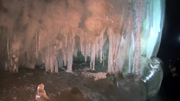 Isstalaktiter och stalagmiter i isgrottan. — Stockvideo
