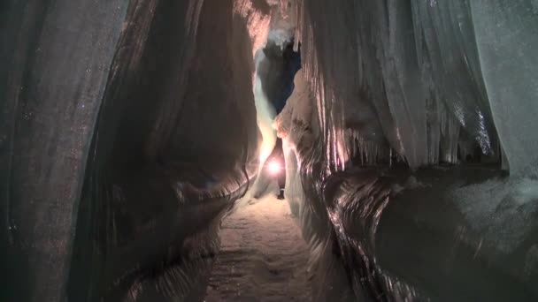 Estalactites e estalagmites de gelo na caverna de gelo. — Vídeo de Stock