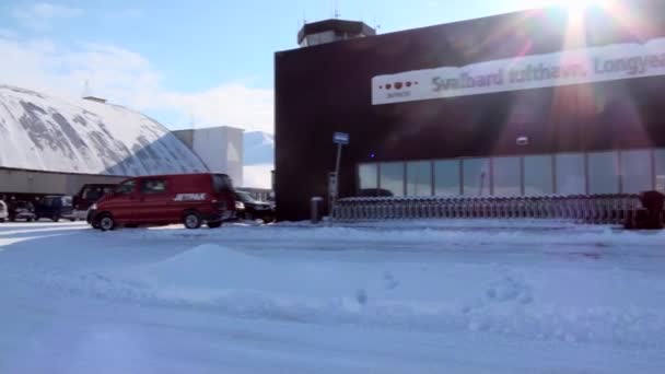 Landskap och byggnader, vägar i staden Longyear. — Stockvideo