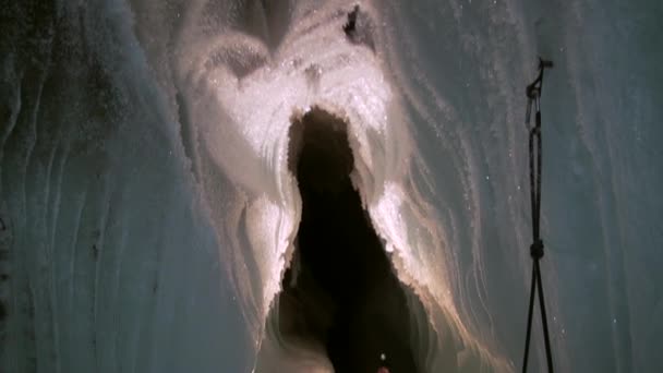 Stalaktyty lodowe i stalagmity w jaskini lodowej. — Wideo stockowe