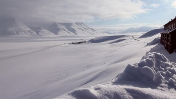 Landschap en gebouwen, wegen in de stad Longyear. — Stockvideo