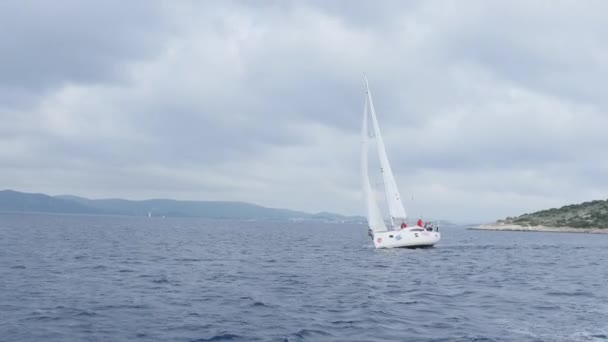 Plachetnice, jachty s bílými plachtami v otevřeném moři. — Stock video