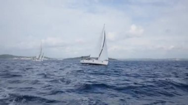 Beyaz yelkenli açık denizde Yelkenli Yatlar.