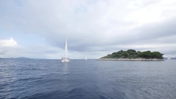 Zeiljachten van het schip met witte zeilen in open zee. — Stockvideo