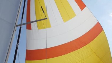 Çok renkli yelken bir gemide Rüzgar esiyor.