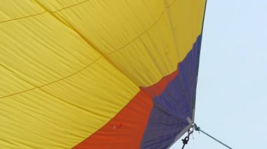 Çok renkli yelken bir gemide Rüzgar esiyor.