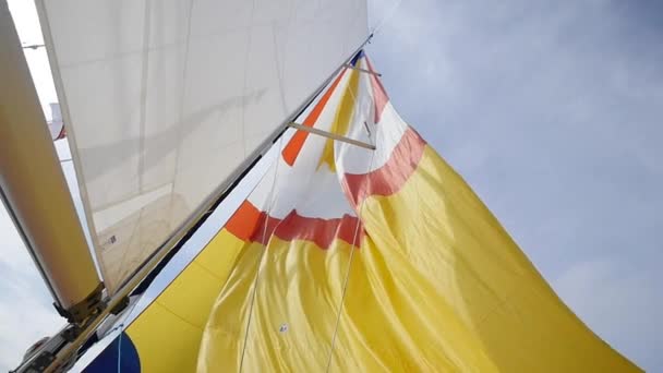 Veelkleurige zeil waait in de wind op een boot. — Stockvideo