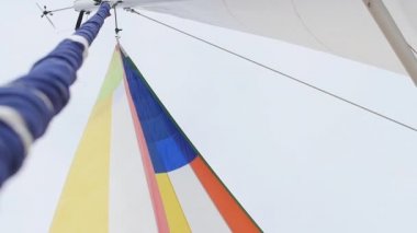 Çok renkli yelken bir gemide Rüzgar esiyor.