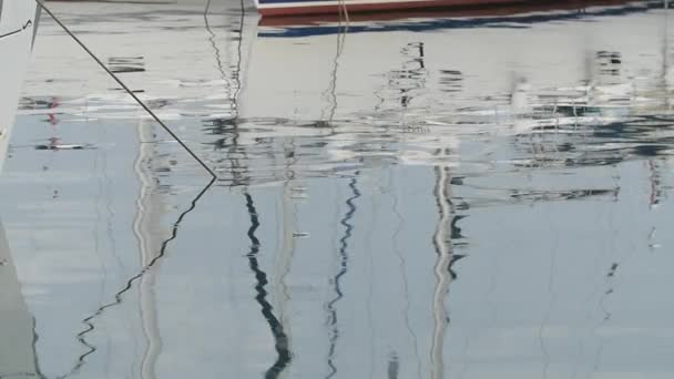 Slow-Motion. Witte jachten in de haven, reflecties in kalm water, blauwe hemel van de ochtend — Stockvideo