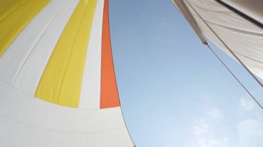 Çok renkli yelken bir gemide Rüzgar esiyor.