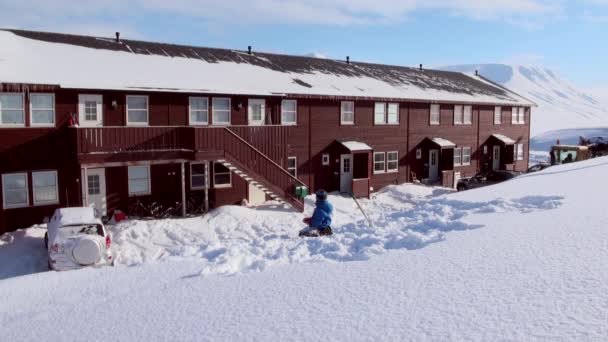 Paisagem e edifícios, estradas na cidade Longyear . — Vídeo de Stock