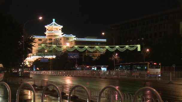 Autoverkehr und Menschen aus brennenden Laternen Straßen der Nacht beijing. — Stockvideo