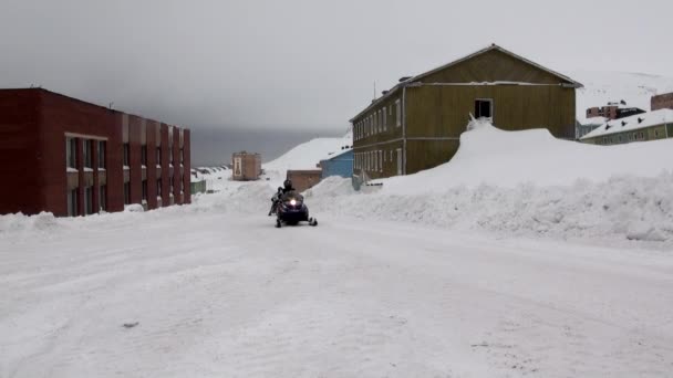 風景やスバールバルの Barentsburg の建物 — ストック動画