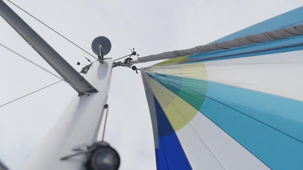 Vela multicolor sopla en el viento en un barco . — Vídeos de Stock