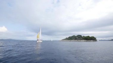 Beyaz yelkenli açık denizde Yelkenli Yatlar.