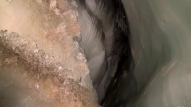 Buz mağarasında buz sarkıtları ve dikitler..