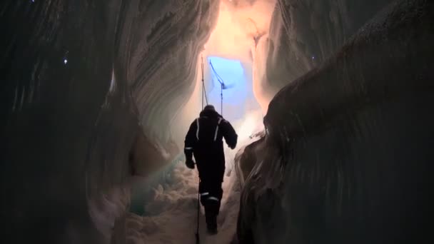 Stalattiti di ghiaccio e stalagmiti nella grotta di ghiaccio. — Video Stock