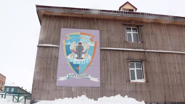 Tájkép és épületek Barentsburg a Spitzbergákon — Stock videók