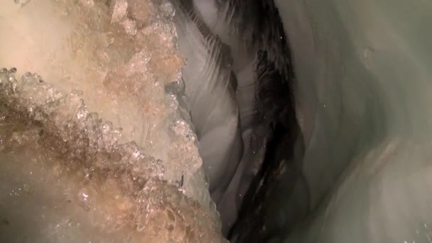Ledové stalaktity a stalagmity v ledové jeskyni. — Stock video
